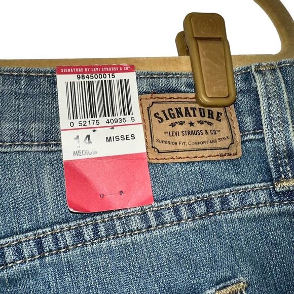 Signature Levi Strauss low rise bootcut Womens jeans, NWT, size 14 misses - Picture 4 of 9